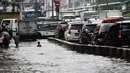 Banjir di Jalan Mangga Dua Raya, Jakarta, disebabkan meluapnya anak Sungai Ciliwung di depan WTC, Kamis (20/11/2014). (Liputan6.com/Faizal Fanani)