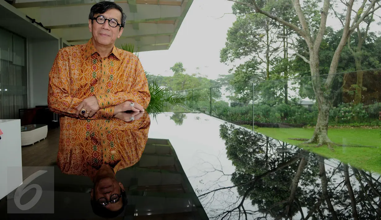 Menkumham, Yasonna Laoly berpose usai rapat koordinasi di Bogor, Jawa Barat, Sabtu (24/9). Rakor membahas pembuatan cetak biru pembangunan hukum Indonesia di bidang penegakan hukum dan rancangan peraturan pemerintah. (Liputan6.com/Gempur M Surya)