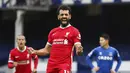 Pemain Liverpool Mohamed Salah (11) melakukan selebrasi usai mencetak gol ke gawang Everton pada pertandingan Liga Premier Inggris di Stadion Goodison Park, Liverpool, Inggris, Sabtu (17/10/2020). Pertandingan berakhir dengan skor 2-2. (Cath Ivill/Pool via AP)