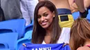 Fanny Neguesha datang ke Brasil untuk mendukung Balotelli saat Italia kontra Uruguay (24/6/2014) (AFP PHOTO/GIUSEPPE CACACE)