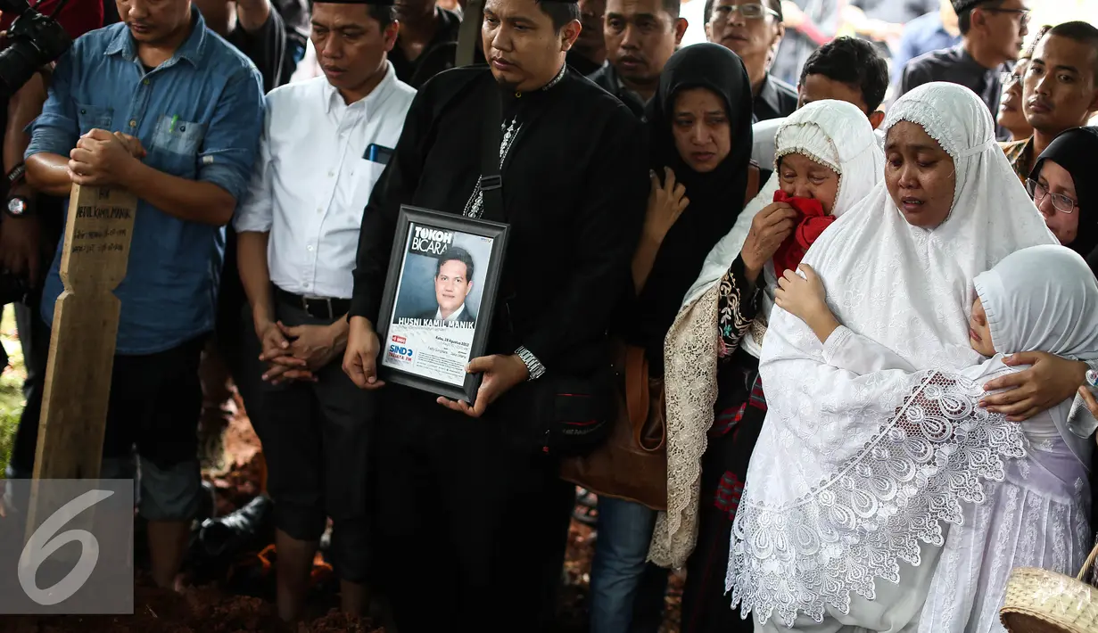 Tangisan keluarga terus terdengar saat pemakaman Alm Husni Kamil Malik di TPU Jeruk Purut, Jakarta, Rabu (8/7). Husni Kamil Manik meninggal saat menjalani perawatan di RS Pusat Pertamina. Husni meninggal di usia ke-41. (Liputan6.com/Faizal Fanani)