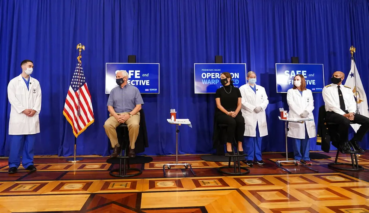 Wakil Presiden Amerika Serikat Mike Pence (kedua kiri) bersama sang istri Karen Pence (ketiga kiri) bersiap untuk menerima suntikan vaksin COVID-19 Pfizer-BioNTech di Gedung Putih, Washington, Jumat (18/12/2020). Acara vaksinasi itu disiarkan secara langsung di televsi AS. (AP Photo/Andrew Harnik)