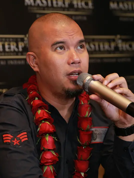“Saya kan enggak mungkin balik lagi sama Maia. Itu pasti. Udah enggak mungkin balik lagi. Jadi aneh kalau Mulan Jameela berharap saya balik sama Maia Estianty lagi. Itukan maksudnya apa kan enggak jelas," ujar Ahmad Dhani. (Galih W. Satria/Bintang.com)