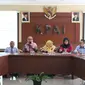 Komisioner KPAI Retno Listyarti (ketiga kiri) memberi keterangan terkait kasus dugaan perisakan terhadap anak tersangka pengguna sabu NN di Jakarta, Selasa (23/7/2019). Bersama perwakilan sekolah, KPAI membantah kasus dugaan perisakan yang menimpa anak tersebut. (Liputan6.com/Helmi Fithriansyah)