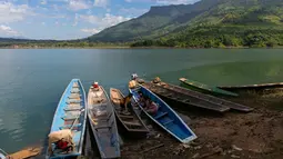 Sejumlah warga desa duduk di atas perahu di tepi Danau Nam Ngum di Provinsi Vientiane, Laos, pada 15 Desember 2020. Terletak di hilir Sungai Nam Ngum dan sekitar 80 km dari ibu kota, Danau Nam Ngum merupakan tempat dengan ratusan pulau kecil yang tersebar di dalamnya. (Xinhua/Kaikeo Saiyasane)