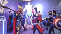 Para cosplayer yang berkostum superhero Marvel bergaya di depan patung Thanos di pameran Marvel, Kamis (2/6/2022). (Liputan6.com/Dinny Mutiah)