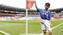 Seorang putra dari anggota The Jakmania berpose saat menjadi Player Escort Kids pada laga Piala AFC 2019 antara Persija Jakarta melawan Ceres Negros di SUGBK, Jakarta, Selasa (23/4). Kesempatan ini diberikan oleh Allianz. (Bola.com/Vitalis Yogi Trisna)