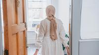 Seorang Muslimah Masuk Rumah (Credit: Pexels)