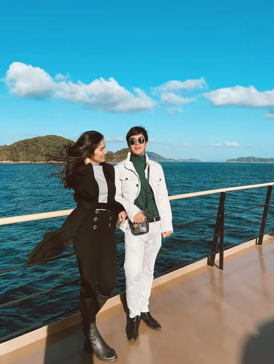 Sebagai lawan main, keduanya terlihat kompak dalam balutan OOTD yang serasi [instagram/ochi24]