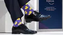 Kaus kaki yang dikenakan Perdana Menteri Kanada Justin Trudeau saat menghadiri acara tahunan World Economic Forum (WEF) di Davos, Swiss, Kamis (25/1). Lagi-lagi PM Trudeau menjadi perhatian karena kaus kaki tak biasanya. (Fabrice COFFRINI/AFP)