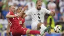 Gelandang Timnas Denmark, Christian Eriksen (kiri) berebut bola dengan bek Timnas Slovenia, Jon Gorenc Stankovic pada laga Grup C Euro 2024 di MHPArena, Stuttgart, Jerman, Minggu (16/6/2024). (AP Photo/Matthias Schrader)
