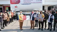 Penyerahan bantuan liqyid gas dan vaksinasi massal ke Polda Riau untuk disalurkan ke rumah sakit serta warga. (Liputan6.com/M Syukur)