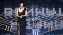 Pemain Spanyol, Aitana Bonmati memberikan sambutan setelah terpilih mendapatkan penghargaan pemain wanita terbaik FIFA 2023 pada acara Best FIFA Football Awards 2023 yang berlangsung di Eventim Apollo, Hammersmith, London, Senin (15/01/2024) waktu setempat. (AFP/Adrian Dennis)