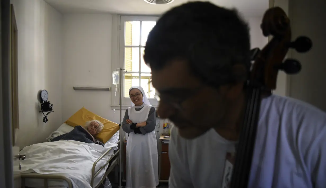 Pasien dan perawat menonton pertunjukan musik dari Musica Para el Alma yang tampil di Rumah Sakit Alvarez di Buenos Aires, Argentina (12/6). (AFP Photo/Eitan Abramovich)