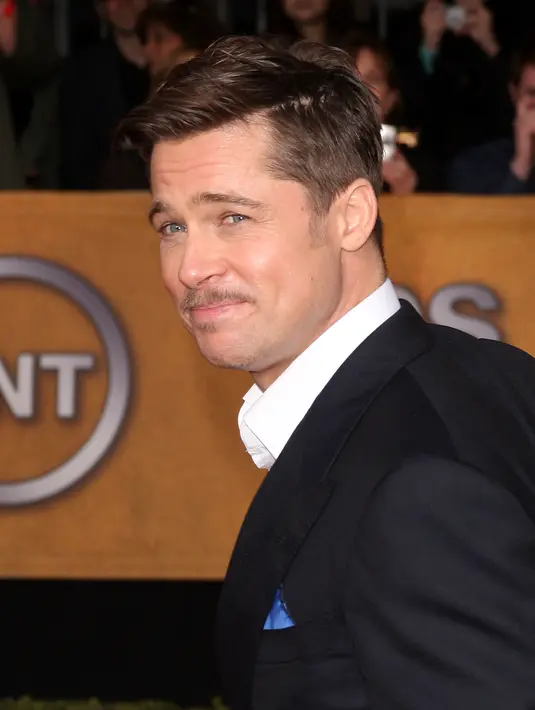 Ditambah lagi ketika si bungsu Vivienne dan Zahara merajuk nangis ingin pulang kerumahnya bersama sang ayah, Pitt semakin tak kuasa menahan air matanya. Terbayang, betapa menyedihkannya suasana saat itu. (AFP/Bintang.com)