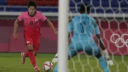 Lee Kang-in. Gelandang serang Korea Selatan berusia 20 tahun yang telah memperkuat Valencia di LaLiga selama 3 musim ini telah mencetak 3 gol di Olimpiade Tokyo 2020. Dua gol dicetaknya saat mengalahkan Rumania 4-0, dan 1 gol saat menang 6-0 atas Honduras. (Foto: AP/Kiichiro Sato)