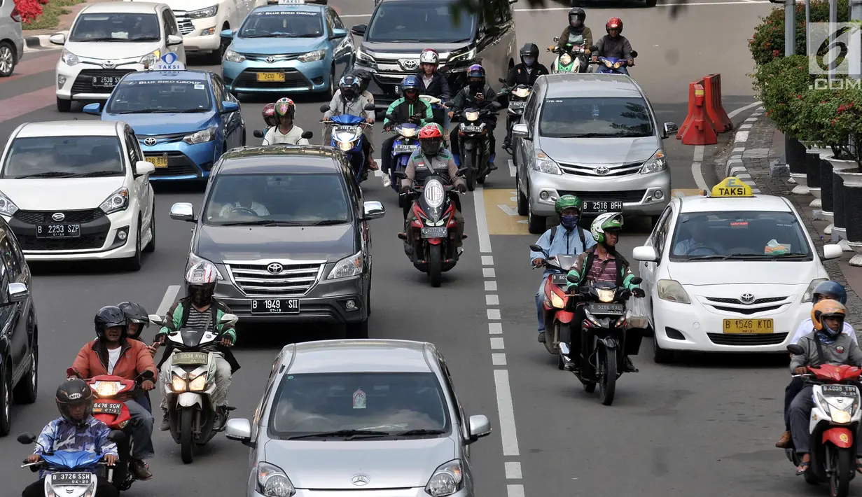 Pengendara sepeda motor saat melintas di Jalan Medan Merdeka Barat, Jakarta, Senin (2/7). Pemprov  DKI Jakarta akan menerapkan sistem ganjil-genap untuk sepeda motor di Jalan MH Thamrin dan Medan Merdeka Barat. (Merdeka.com/ Iqbal S. Nugroho)