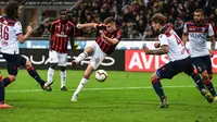 Pemain depan AC Milan, Krzysztof Piatek melakukan tendangan ke arah gawang Bologna dalam laga pekan ke-35 Liga Italia di San Siro, Senin (6/5/2019). AC Milan berhasil mengatasi Bologna 2-1 demi memelihara asa mereka mengamankan tiket ke Liga Champions musim depan. (Miguel MEDINA/AFP)