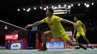 Ganda putra Indonesia, Rian Ardianto, berusaha memukul kok saat melawan rekan senegaranya pada Indonesia Masters 2019 di Istora Senayan, Jakarta, Jumat (25/1). Fajar / Rian gagal lolos ke semifinal. (Bola.com/Yoppy Renato)