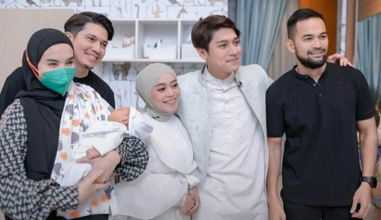 Zaskia Sungkar, Irwansyah, dan Tengku Wisnu kompak mengenakan pakaian serba hitam saat akikah Baby L. Zaskia pun terlihat menggendong baby L. @askar_photography