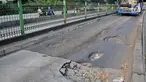 Bus Transjakarta melintas di jalan Galunggung yang rusak dan berlubang di Setia Budi, Jakarta, Selasa (30/7/2019). Jalan yang rusak tersebut mengakibatkan bus melaju dengan kecepatan lambat. (merdeka.com/Iqbal S Nugroho)