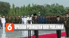 Upacara dimulai dengan penghormatan pada pahlawan dilanjutkan dengan dibunyikan sirine untuk mengenang pertempuran 10 November 1945 di Surabaya.