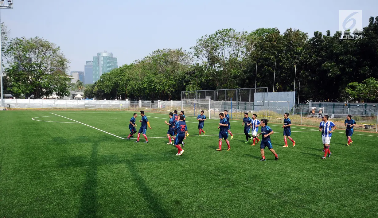 Salah satu tim sepak bola berlatih di Lapangan C Senayan, kompleks Stadion Utama GBK, Jakarta, Selasa (12/9). Meski belum 100 persen, kondisi lapangan mulai digunakan untuk pertandingan menyambut HUT GBK 2017. (Liputan6.com/Helmi Fithriansyah)