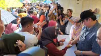Ketua Umum Partai Golkar Airlangga Hartarto di pasar murah Golkar dan Projo di Pandeglang, Tangerang. (Liputan6.com/Pramita Tristiawati)