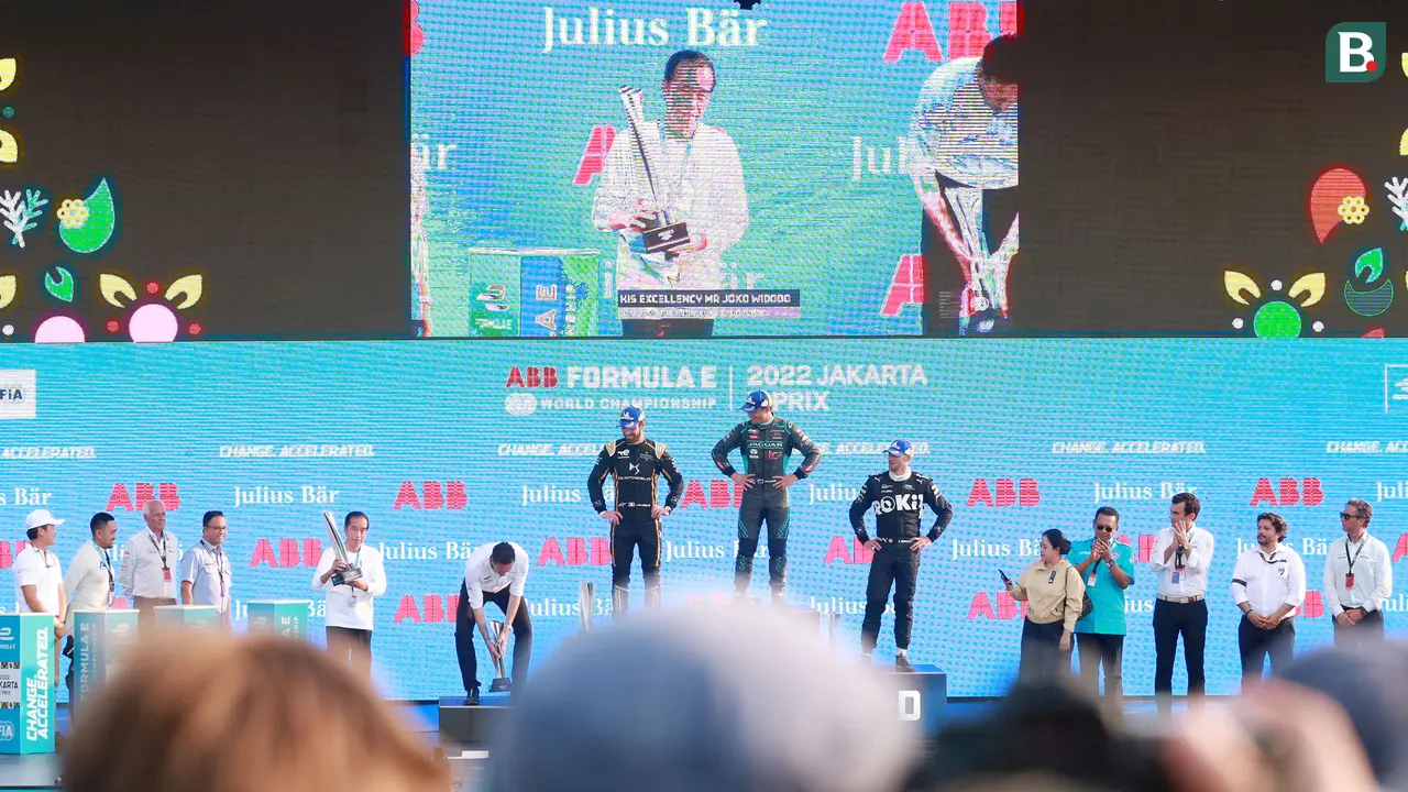 Foto: Manuver Cantik Mitch Evans jelang Akhir Balapan jadi Penentu Kemenangan atas Jean-Eric Vergne di Formula E Jakarta 2022
