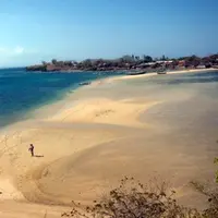 Tak perlu menyeberang, Gili Sunut dan Lombok hanya dipisahkan oleh jalan pasir.