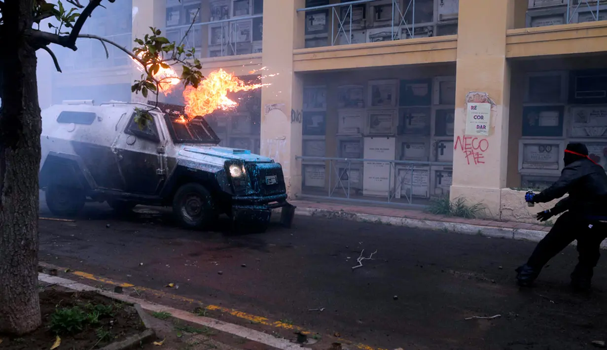 Pengunjuk rasa bentrok dengan polisi saat unjuk rasa memperingati 50 tahun kudeta militer tahun 1973 yang dipimpin oleh Jenderal Augusto Pinochet di Pemakaman Umum di Santiago, Chile, Minggu (10/9/2023). (AP Photo/Luis Hidalgo)