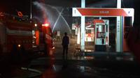Sebuah SPBU Pertamina di Jalan Mayjend Sungkono, Buring, Kota Malang, terbakar pada Kamis, 18 Maret, 2021 malam. Peristiwa ini dipicu angkot yang meledak dan berputar masuk kembali ke dalam SPBU (Liputan6.com/Zainul Arifin)