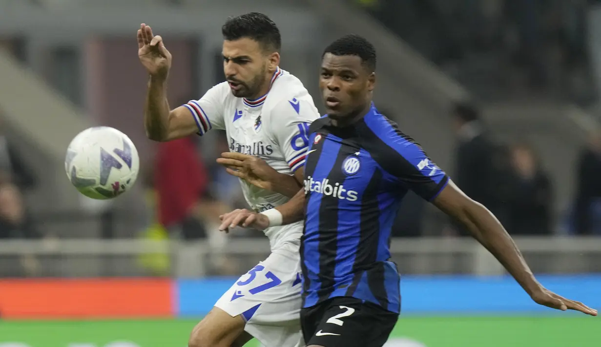 Gelandang Sampdoria Mehdi Leris berebut bola dengan bek Inter Milan Denzel Dumfries pada giornata ke-12 Serie A 2022/23 di Giuseppe Meazza, Minggu (30/10/2022) dini hari WIB. Berkat kemenangan ini naik ke peringkat kelima klasemen Serie A dengan raihan 24 poin dari 12 laga. (AP Photo/Luca Bruno)