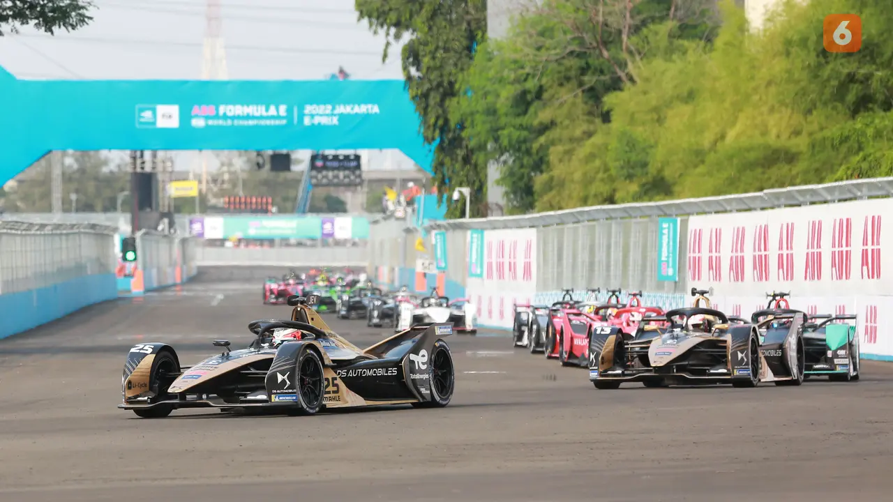 Foto: Manuver Cantik Mitch Evans jelang Akhir Balapan jadi Penentu Kemenangan atas Jean-Eric Vergne di Formula E Jakarta 2022