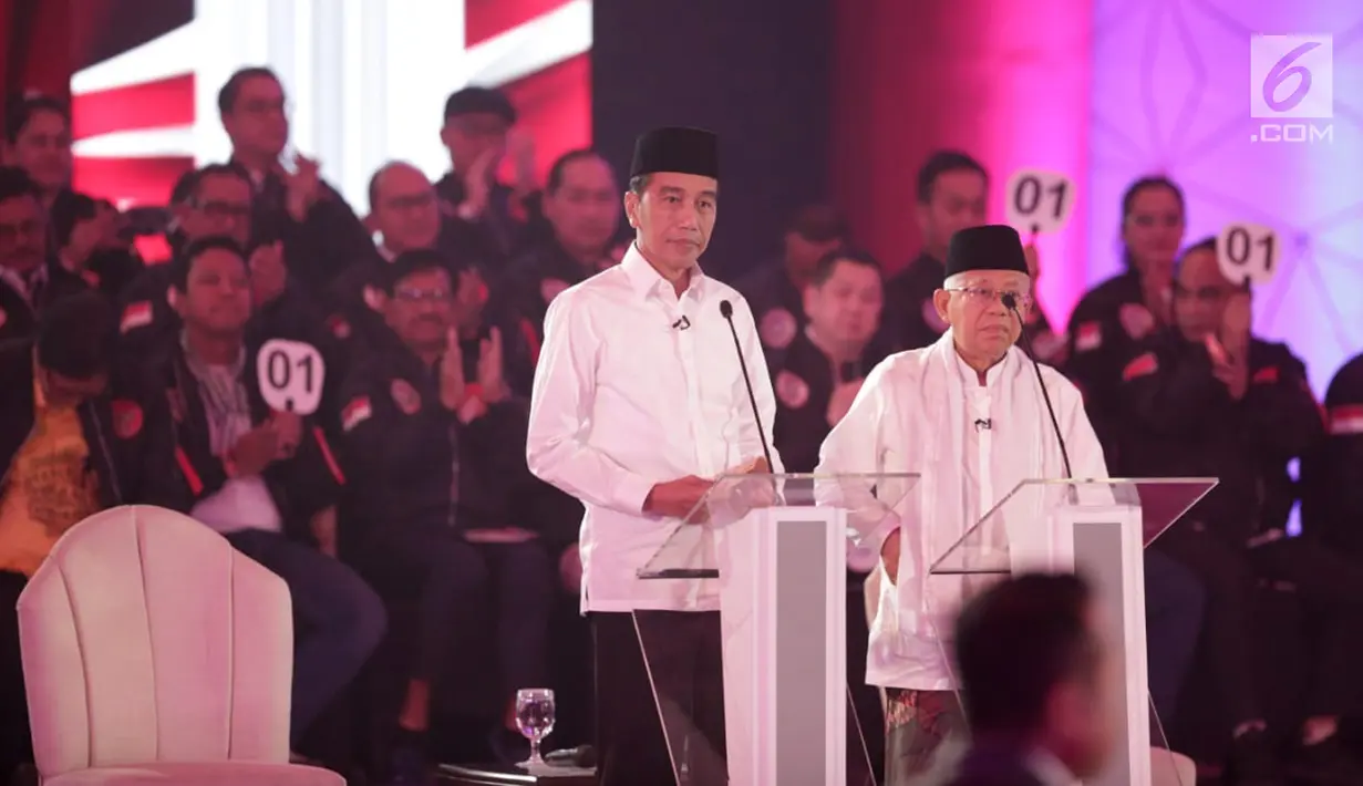 Capres-cawapres nomor urut 01 Joko Widodo atau Jokowi (kiri) dan Ma'ruf Amin saat memaparkan visi misi dalam debat Pilpres 2019, Jakarta, Kamis (17/1). (Liputan6.com/Faizal Fanani)