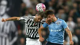 Bek Juventus, Leonardo Bonucci, duel dengan pemain Lazio, Filip Djordjevic, pada lanjutan Serie A di Stadion Juventus, Turin, Kamis (21/4/2016) dini hari WIB. (AFP/Marco Bertorello)