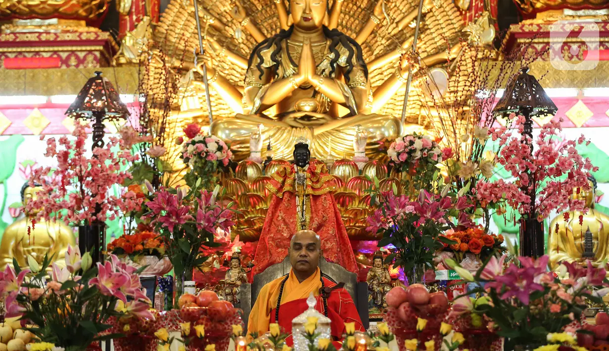 Seorang biksu memimpin sembahyang Puja Bakti Waisak di Vihara Avalokitesvara Pondok Cabe, Tangerang Selatan, Banten, Senin (16/5/2022). Ibadah perayaan Hari Raya Waisak 2566 BE berlangsung khidmat dengan mengusung tema "Dalam Cinta Kasih, Semua Bersaudara". (Liputan6.com/Johan Tallo)