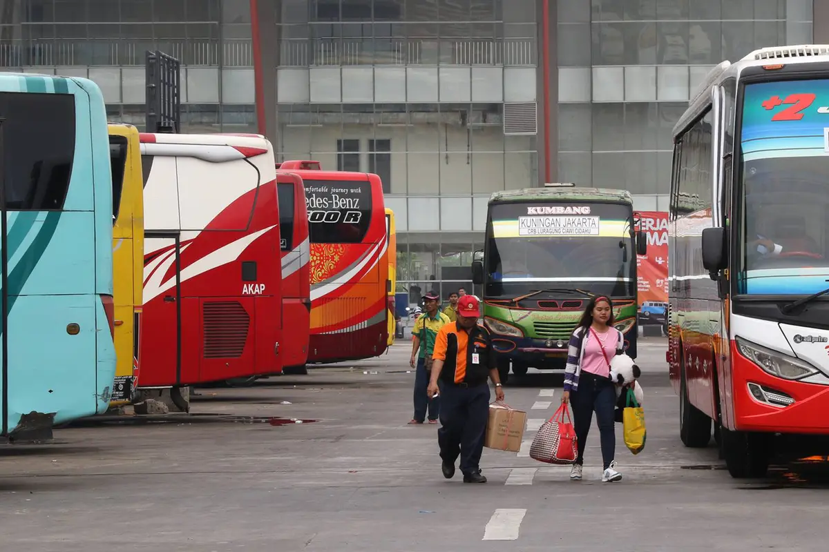 Ribuan Pemudik Mulai Padati Terminal Pulo Gebang