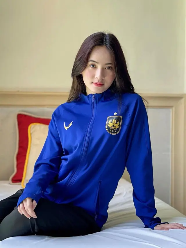 Vivi Novika Dukung Alfeandra Dewangga, Menawan Pakai Jersey PSIS Semarang