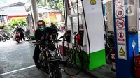 Sejumlah kendaraan mengantri di SPBU kawasan Kuningan, Jakarta, Sabtu (3/9/2022). Pemerintah akhirnya menaikan harga BBM bersubsidi, Adapun harga BBM yang mengalami kenaikan yaitu Pertalite menjadi Rp 10.000 per liter, harga solar menjadi Rp 6.800 per liter dan Pertamax menjadi Rp 14.500 per liter. (Liputan6.com/Faizal Fanani)