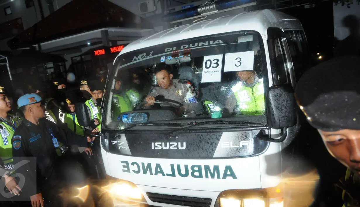 Sejumlah Ambulans keluar dari dermaga Wijayapura, Cilacap, Jawa tengah,Jumat (29/7). Eksekusi mati tahap tiga terpidana mati kasus narkoba sudah dilaksanakan di Lapangan Tembak Tunggal Panaluan Nusakambangan.(Liputan6.com/Helmi Afandi) 