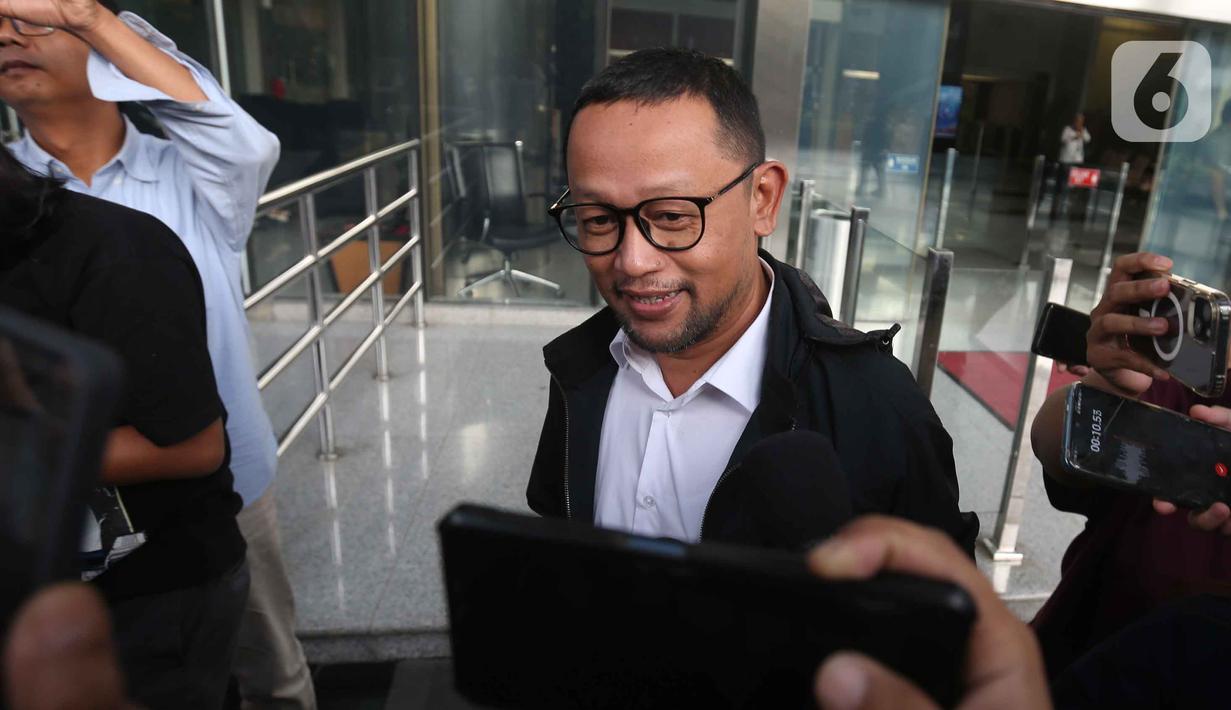 Berdasar catatan KPK, Ishfah Abidal Aziz alias Gus Alex tiba di Gedung Merah Putih pada sekitar pukul 09.38 WIB. Tampak dalam foto, mantan staf khusus Menteri Agama periode 2019-2024, Yaqut Cholil Qoumas, Ishfah Abidal Aziz alias Gus Alex berjalan meninggalkan Gedung Merah Putih Komisi Pemberantasan Korupsi (KPK), Jakarta, Senin (26/1/2026). (Liputan6.com/Helmi Fitrhiansyah)