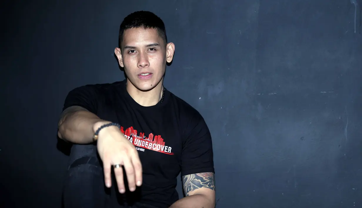 Memiliki badan tinggi kekar dengan banyak tato itulah gambaran pemeran Genindra Bimo. Aktor yang sering terlihat di film laga. Lantas seperti apa gaya suami Andrea Dian itu saat tampil feminim. (Nurwahyunan/Bintang.com)