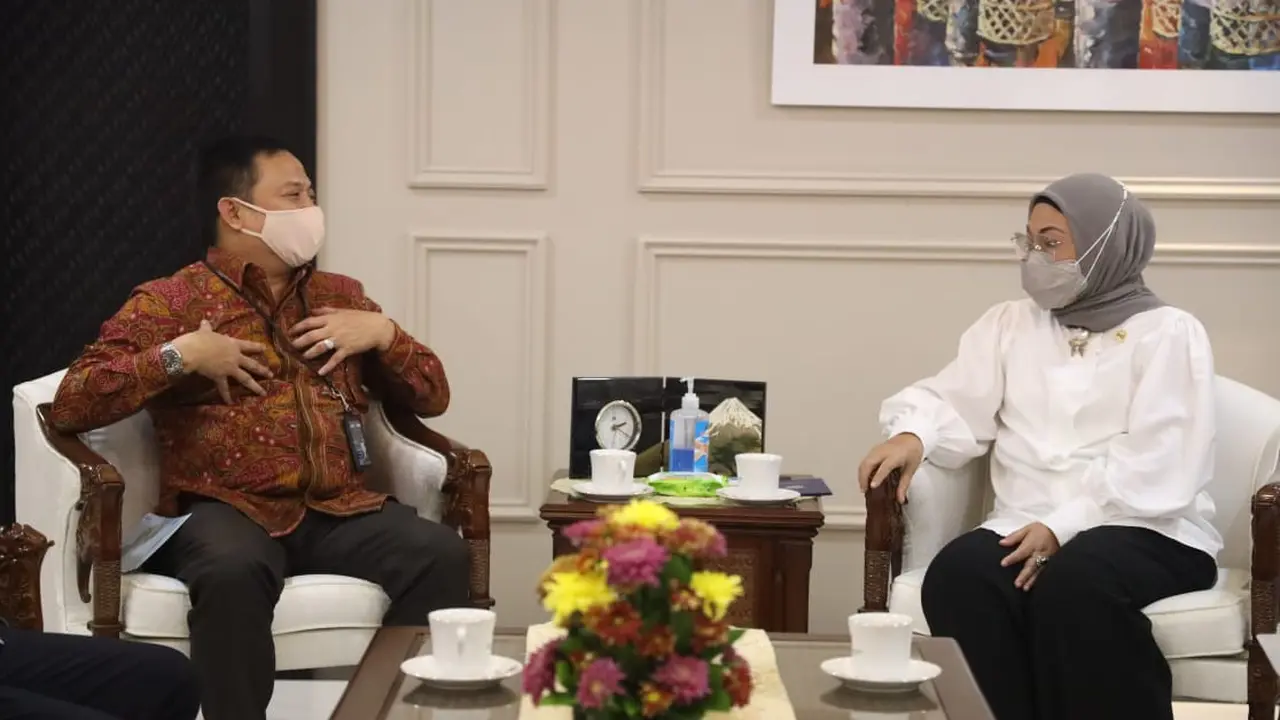 Menaker Ida Fauziyah menerima Direktur Utama PT PNM, Arief Mulyadi, di Kemnaker, Jakarta, Senin (1/3)