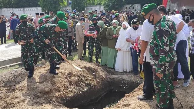 Istri dan keluarga Pelda Anumerta Rama Wahyudi melihat proses pemakaman prajurit TNI gugur di Kongo itu di Taman Makam Pahlawan Kusuma Dharma Pekanbaru.