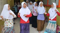 Anak-anak menari dan bernyanyi di Rumah Amelia, Ciledug, Tangerang, Minggu (11/10/2015). Melalui Terapi Tari anak-anak mencapai keseimbangan tubuh dan jiwa, sehingga dapat memperbaiki pandangan hidup dan fungsi mental. (Liputan6.com/Gempur M Surya)