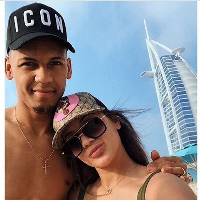 Pemain Liverpool Fabinho Liburan di Dubai Bersama Istri