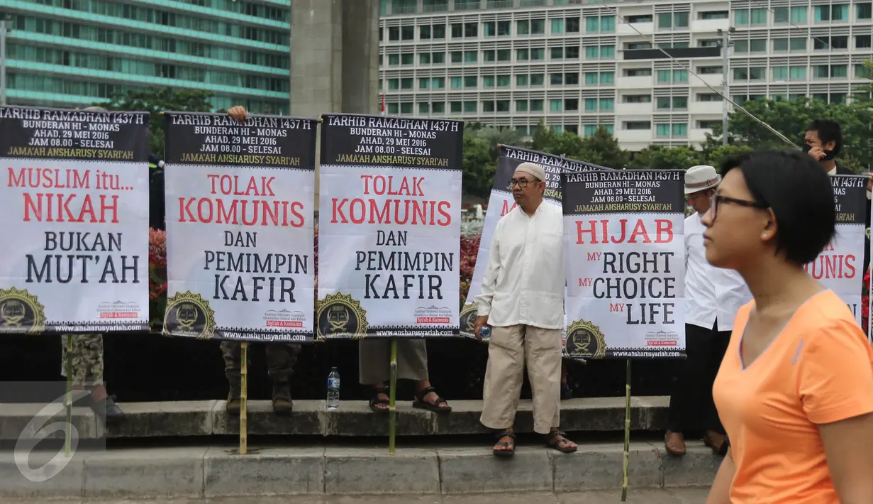 Sejumlah masa dari Jama'ah Ansharusy Syariah melakukan aksi Tarhib Ramadhan di Bundaran HI, Jakarta Pusat, Minggu (29/5). Aksi tersebut selain Tarhib Ramadhan mereka juga menolak ajaran syi'ah, Komunis dan kaum LGBT. (Liputan6.com/Herma Zakharia)