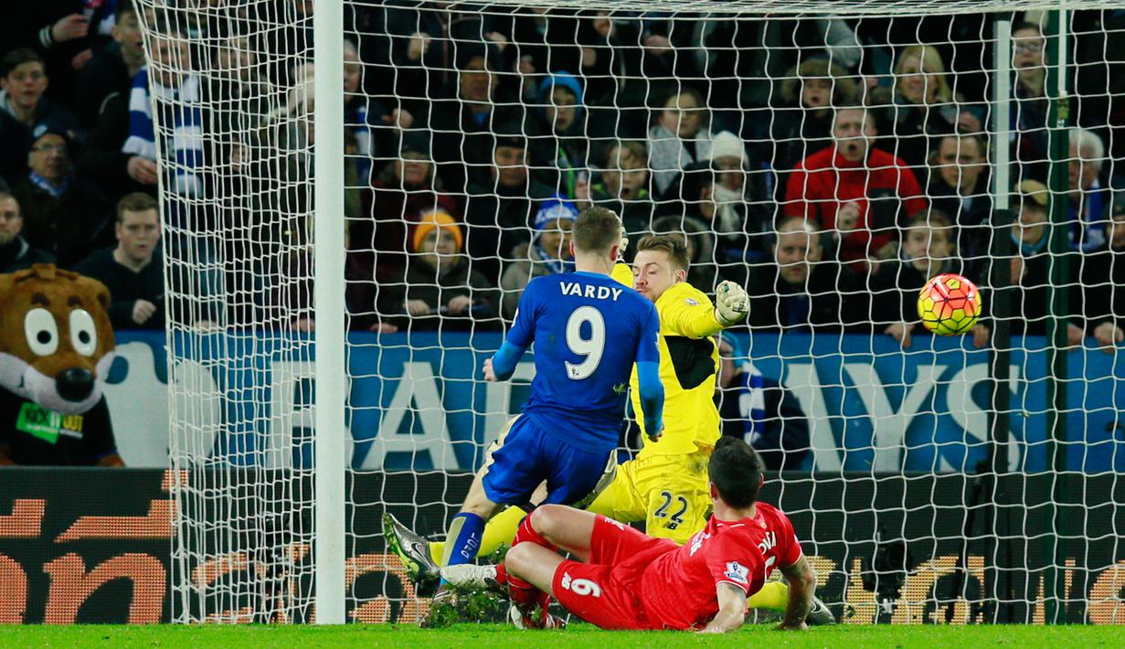 Kiper Liverpool, Simon Mignolet gagal menghalau bola tendangan penyerang Leicester City, Jamie Vardy pada lanjutan liga Inggris di King Power Stadium, Leicester, (3/2/2016). Leicester menang atas Liverpool dengan skor 2-0. (Reuters/Jason Cairnduff)