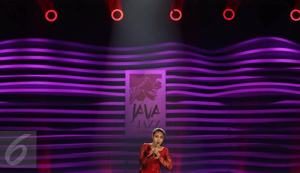 Penyanyi Kamasean tampil dalam BNI Java Jazz Festival 2017, Jakarta, Jumat (3/3). Bertajuk Tribute to Whitney Houston, sejumlah lagu dibawakan untuk mengenang artis wanita pemilik penghargaan terbanyak di dunia itu. (Liputan6.com/Immanuel Antonius)